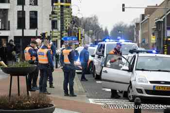 Politiemacht zet Nederlandse auto aan de kant