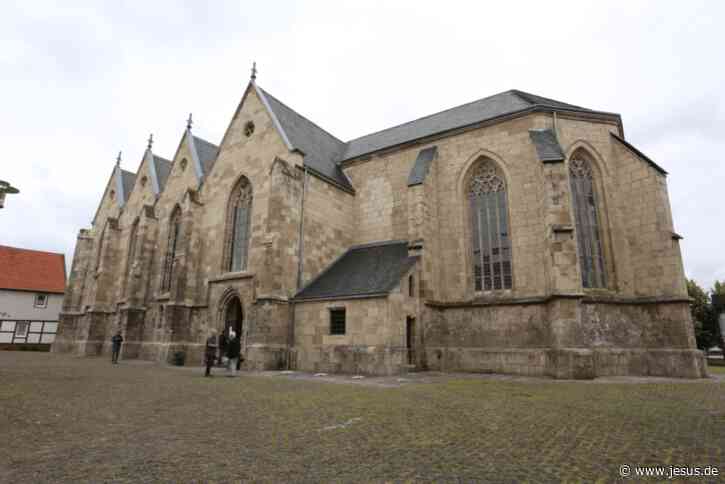 Nazi-Flaggen an Kirchturm aufgehängt