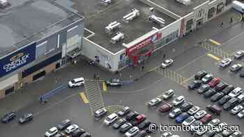 Suspects at-large following jewelry store robbery, related hit-and-run at Toronto's Fairview Mall: police