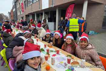 1.600 leerlingen genieten van kerstontbijt met chocolademelk en croissants aan 500 meter lange tafel: “Met de hele school samen eten tegen eenzaamheid”