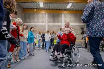 Bewoners wzc Rembertus brengen bezoek aan basisschool De Vlindertuin: “Beide generaties kunnen van elkaar leren”