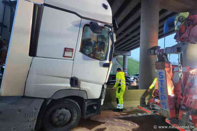 Lange files op Ring nadat vrachtwagen in middenberm rijdt, bestuurder komt er goed vanaf: “Miste maar net brugpijler”