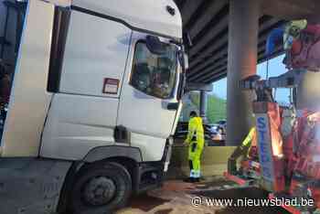 Lange files op Brusselse binnenring nadat vrachtwagen in middenberm rijdt, bestuurder komt er goed vanaf: “Miste maar net brugpijler”