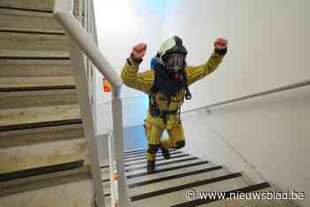 Brandweerman loopt volledig in uniform met helm én masker aan 25 verdiepen omhoog voor Warmste Week: “Goede training”