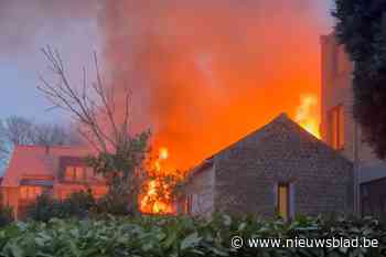 Zware uitslaande brand in rijwoning, bewoners kunnen ontsnappen aan enorme vlammenzee