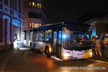 Lijnbus raakt gevel aan rotonde Stationsplein