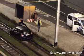 Dronken vrouw rijdt zich vast op tramsporen in Wenduine: “Wagen moest getakeld worden”