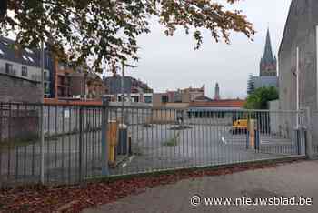 Stad koopt kleine Delhaize dan toch, nu vervuiling beperkt is: “Parking zo snel mogelijk openen”