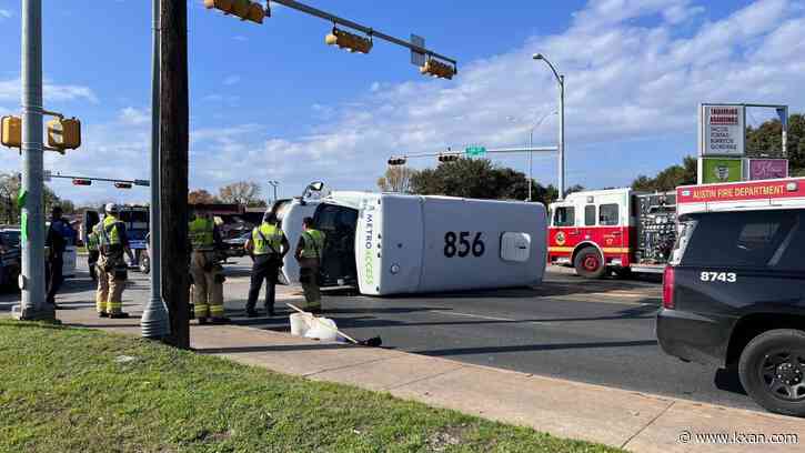 Injuries reported in bus rollover in south Austin