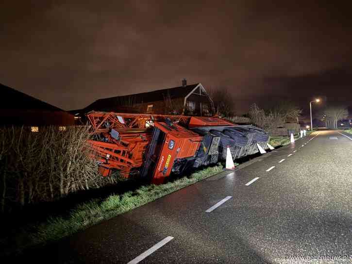 Kraanwagen belandt in sloot na uitwijken voor tegenligger