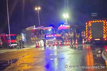 Leiding van vrachtwagen schiet los: straat en auto’s besmeurd met olie