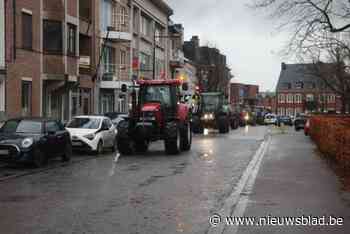 Boeren in tractorstoet naar Alkens gemeentehuis: “Het trage wegenplan raakt te vaak onze gronden”