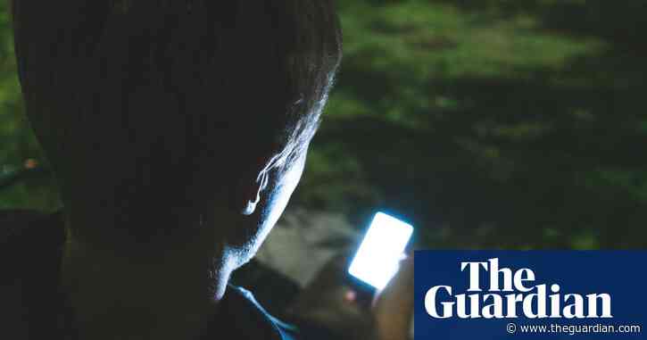 ‘Pick and mix of horror’ online pushes young people to violence, UK police chief says