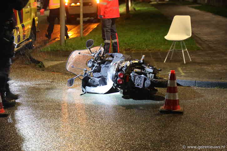 Scooterrijder botst tegen bestelwagen en raakt gewond