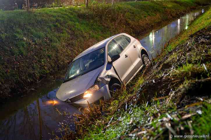 Auto in sloot na stuurcorrectie, bestuurder met schrik vrij