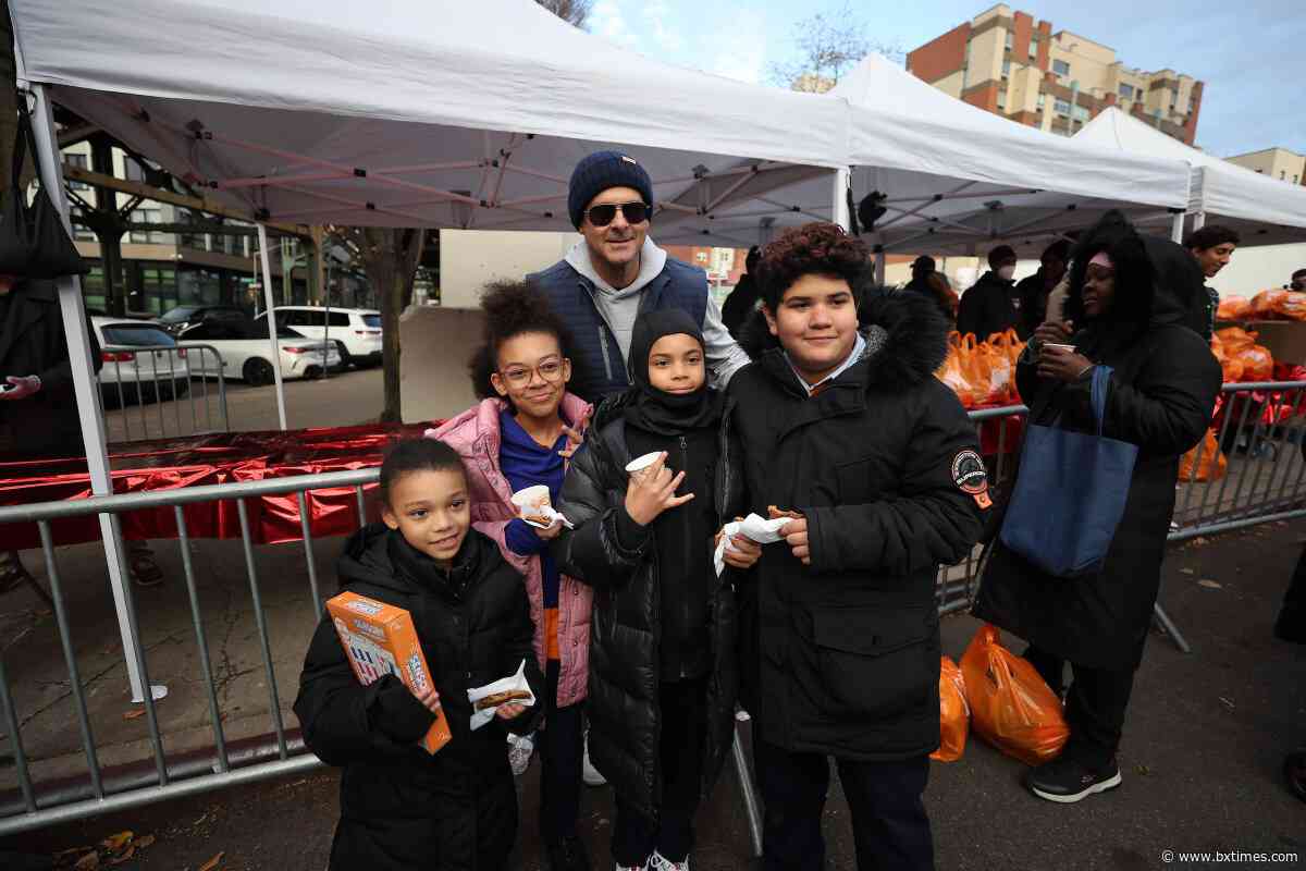 Yankees, 44th Precinct and Food Bank team up to bring holiday cheer to Bronx families