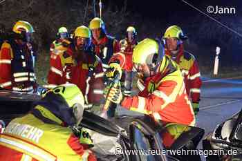 Feuerwehr schneidet Schwerverletzten aus Unfall-Pkw