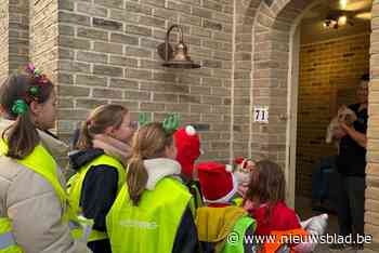 Kinderen gaan van deur tot deur om kerstliedjes te zingen: “Opbrengst schenken we aan De Warmste Week”