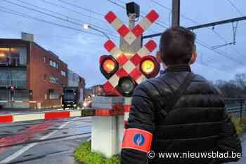 Drie fietsers en twee autobestuurders negeren tijdens politiecontrole rode lichten aan spooroverweg