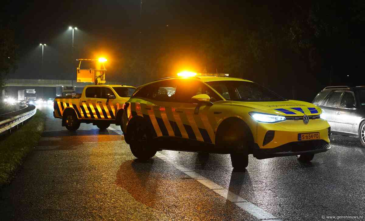 Vrachtwagen schaart op A28 en knalt door vangrail, chauffeur gewond