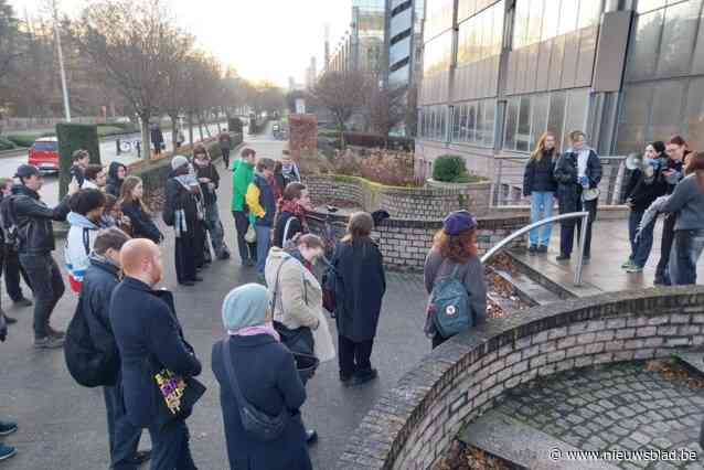 50-tal mensen protesteren tegen mogelijke schorsing van twee VUB-studenten na pro-Palestijnse actie