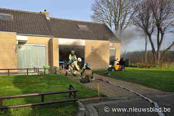 Huisje onbewoonbaar na felle brand aan droogkast, bejaarde bewoonster kan ontkomen