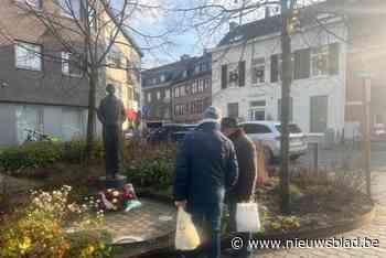 Bloemen aan het standbeeld van Rik Van Looy