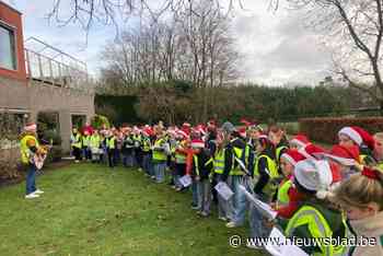 Leerlingen GBS Heieinde brengen kerstliedjes voor bewoners Hof Ter Dennen