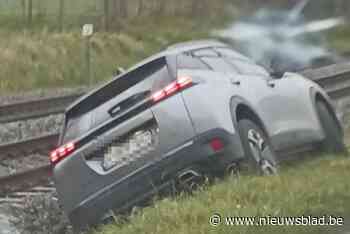 Buren bellen noodnummer nadat auto op treinsporen terechtkomt: “Goede reflex”