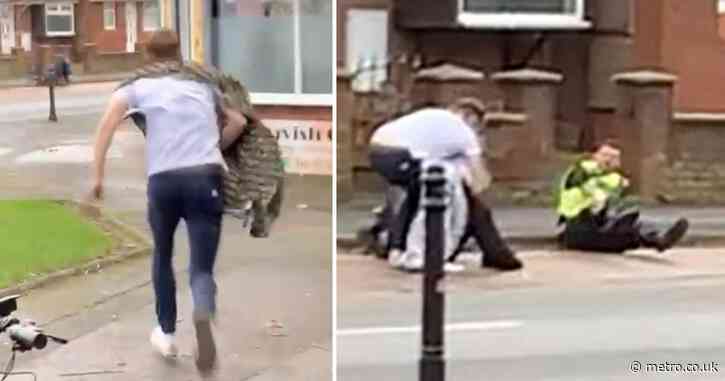 Man runs out of barber’s mid-haircut to help police officer attacked in street