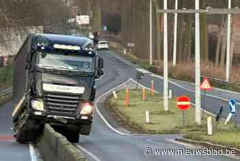 Vrachtwagen rijdt zich vast op vangrail: bestuurder komt met de schrik vrij