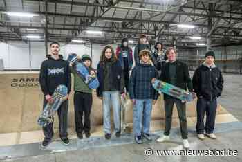 Skaters kunnen zich deze winter opnieuw uitleven in pop-up indoor skatepark: “Deze locatie is nog veel beter”