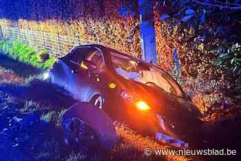 Auto in gracht van Kanaalstraat in Heppen