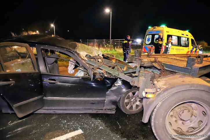 Ravage nadat auto tegen geparkeerde trailer botst, bestuurder gewond