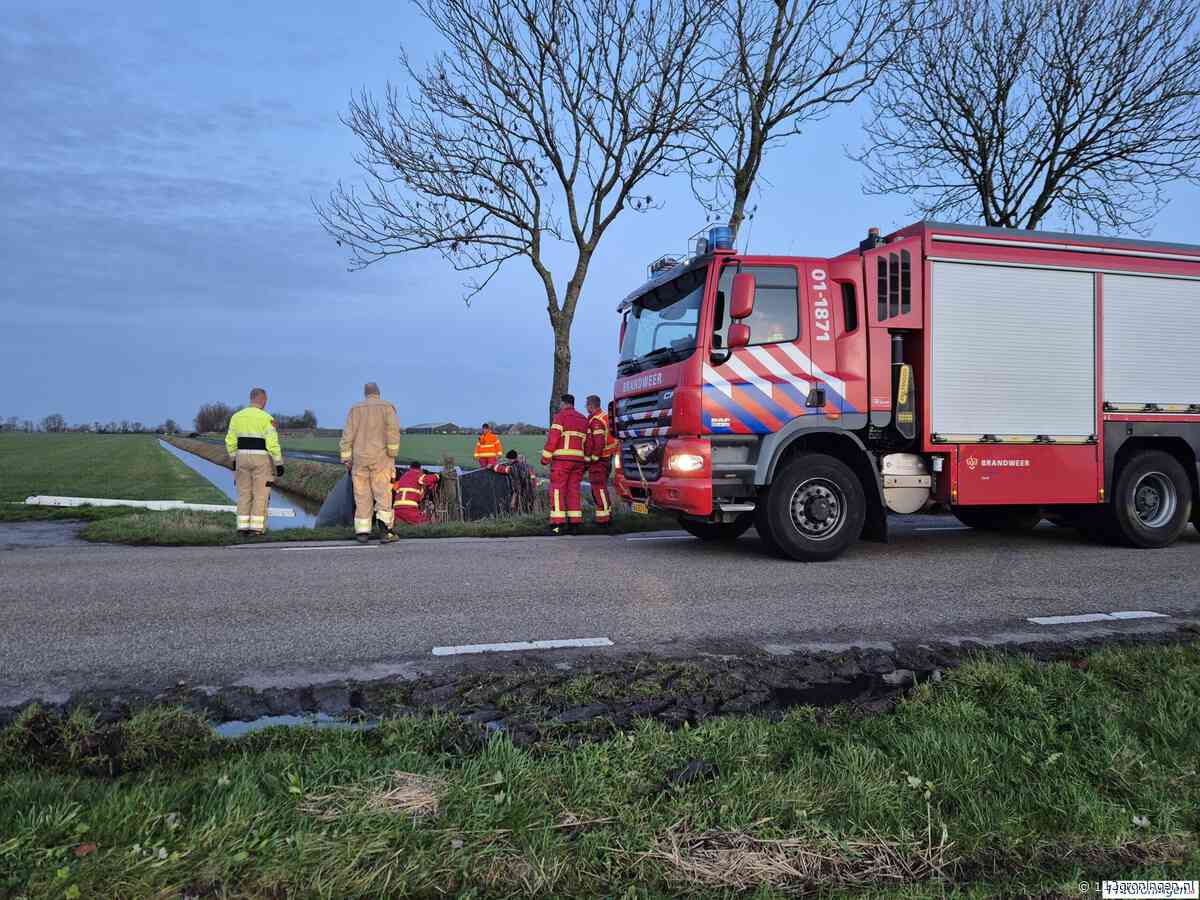 Paardentrailer belandt in de sloot aan de Boersterweg in Sint Annen