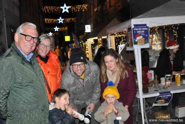 Kerstmarkt brengt warme gezelligheid en sfeer op droge koude winteravond