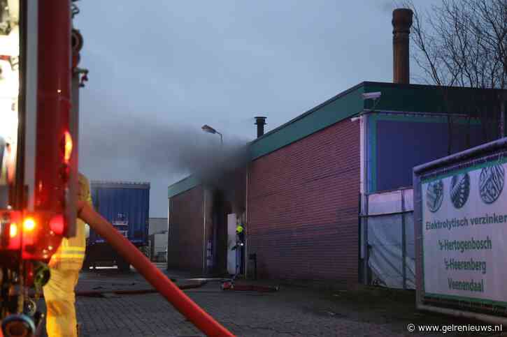 Gebouw van bedrijf in brand, brandweer groots uitgerukt