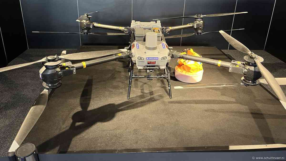 Speeder drone vliegt laat boven zee met pakketjes