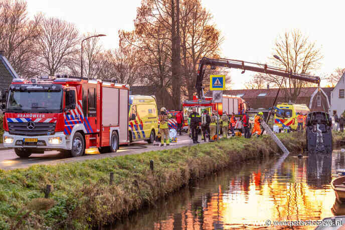 #Baambrugge - Brandweerduikers zoeken naar persoon bij auto te water Baambrugge