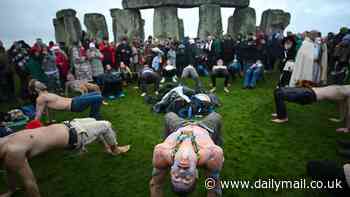 Winter Solstice: Pagans, druids and tourists descend on Stonehenge to mark the shortest day of the year