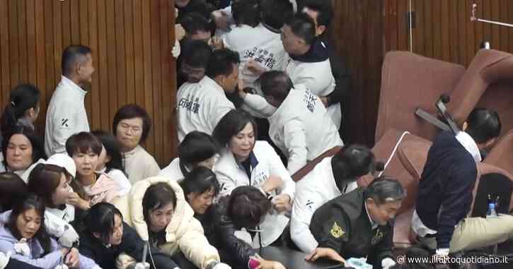 Taiwan, rissa in Parlamento per la proposta di legge sulle estromissioni dei funzionari: feriti tra i deputati. Proteste anche in strada