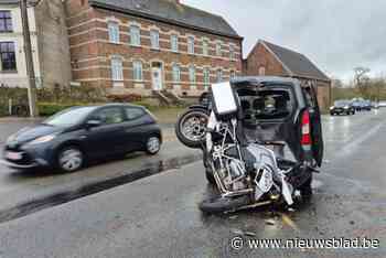 Motorrijder naar het ziekenhuis na botsing met auto