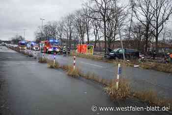 Unfall in Bielefeld: Transporter kracht gegen Baum