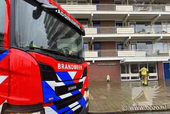 Wateroverlast in flatgebouw, brandweer zet waterstofzuigers in