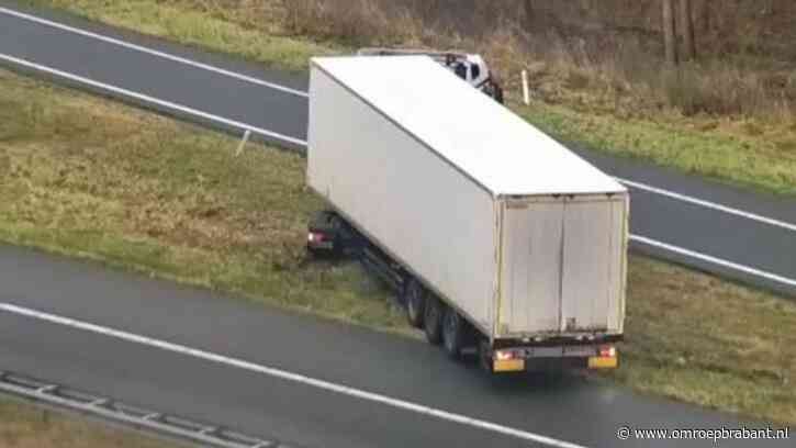 Eigenwijze vrachtwagenchauffeur rijdt zich vast in berm op A67