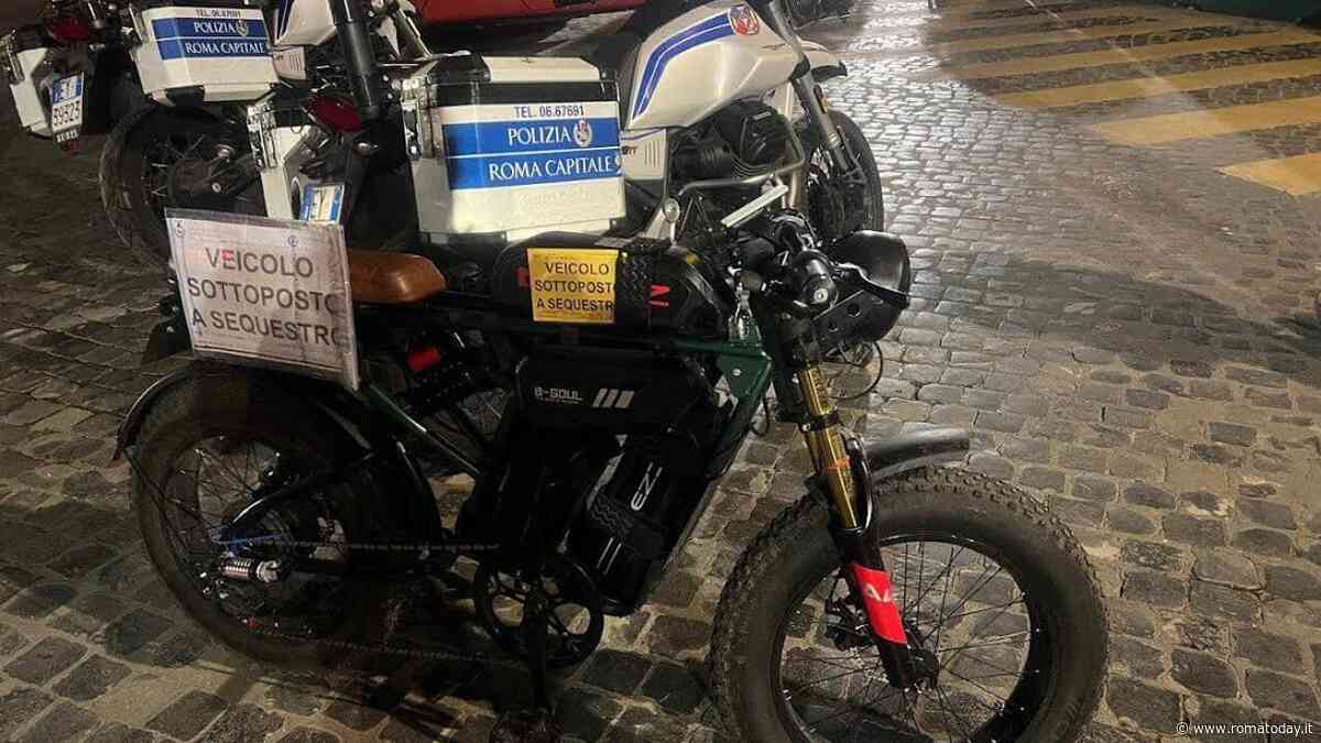 Sfreccia su via dei Fori Imperiali a bordo di una bici modificata: multato 21enne