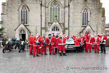 Meer dan twintig kerstmannen op motor trekken in groep door Denderstreek