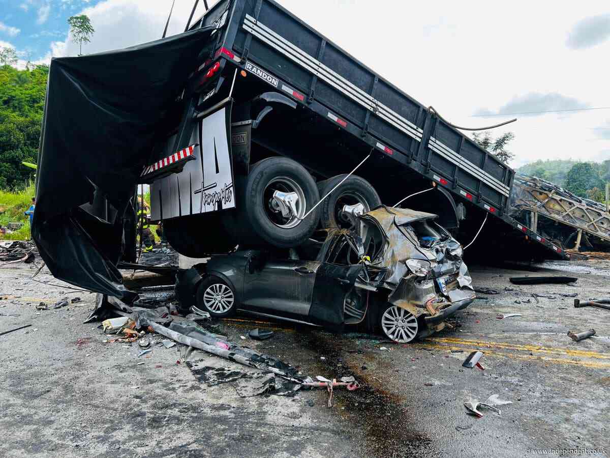 30 people die in a crash between a passenger bus and a truck in Brazil