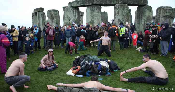 Thousands gather at Stonehenge for 5,000-year-old tradition