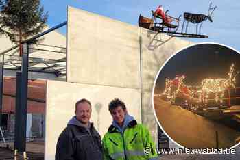 Constructeur Mark Rombouts tilt kerst tot grote hoogte in Sint-Lenaarts: Kerstman prijkt in slee op zes meter hoogte